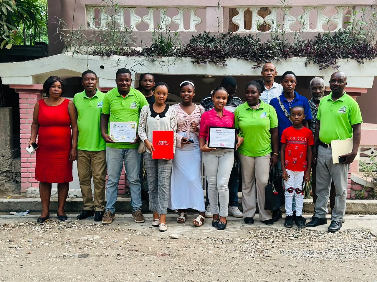 Haïti Progrès Économique honore Placide Lumière Suprême, son représentant au concours de projets « Konbit pou Chanjman »